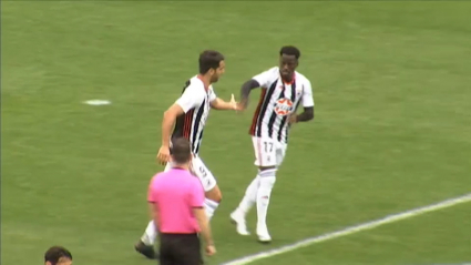 Forgas y Adilson celebrando un gol