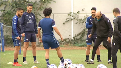 Los jugadores del Extremadura durante un rondo en el entrenamiento de ayer