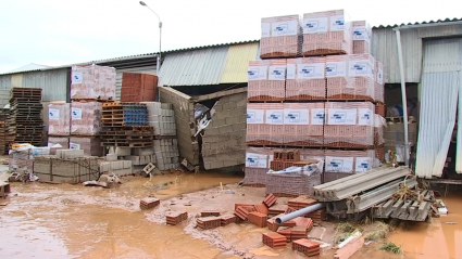 Nave destrozada con materiales de construcción