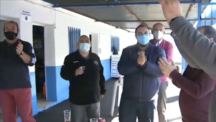 La directiva del Coria viendo el sorteo