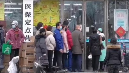 colas para comprar mascarillas en Wuhan