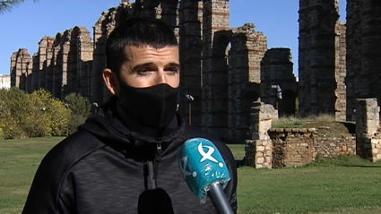 Iván Matas atendiendo a Extremadura Deportes