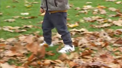 Niño jugando en un parque