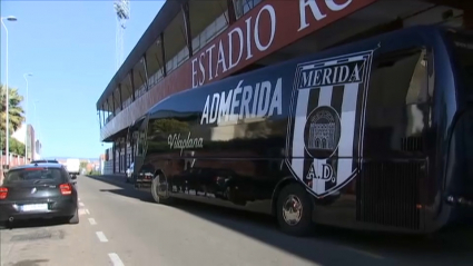 El bus del Mérida saliendo del Estadio Romano rumbo a Socuéllamos