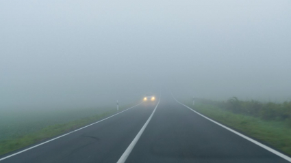 coche circulando con niebla