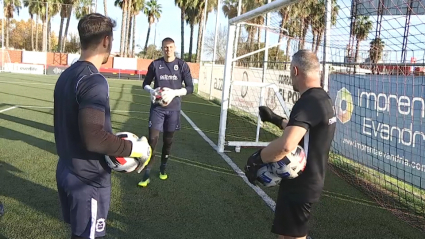 Sergio Tienza, Nikita Fedotov y Juanma Jiménez en un entrenamiento de porteros del Montijo