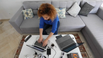 Mujer trabajando desde casa