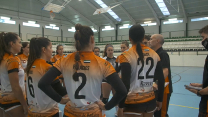 Las jugadoras del CD Badajoz Extremadura escucha las instrucciones de su entrenador en un partido esta temporada