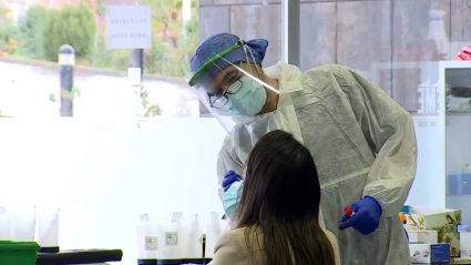 Una vecina de Calamonte haciéndose la PCR en IFEME