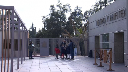 Un grupo de turistas en la entrada al Teatro Romano de Mérida