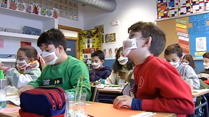 Mascarillas transparentes para profesores con problemas auditivos