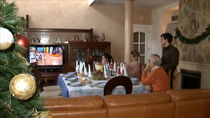 Una familia celebra una comida navideña