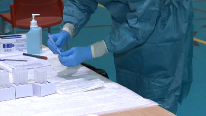 Personal sanitaria prepara el material para realizar pruebas de detección de COVID-19