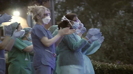 Aplausos a las puertas de un hospital, una de las imágenes para el recuerdo de 2020