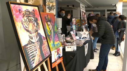 La muestra se celebra en el pasaje de la Calle Mayor de la capital pacense, con el fin de poder reunir a más artistas.