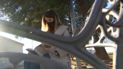 Mariam Orazal leyendo uno de sus libros