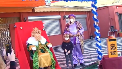 Reyes Magos recibiendo a un niño en Mérida