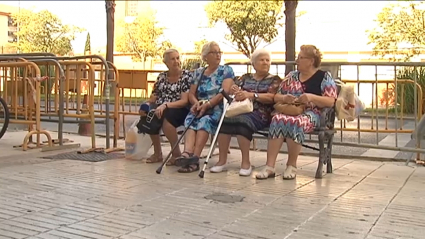 Mujeres conversando en un banco | Archivo