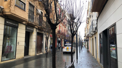 La calle Menacho, repleta de tiendas cerradas