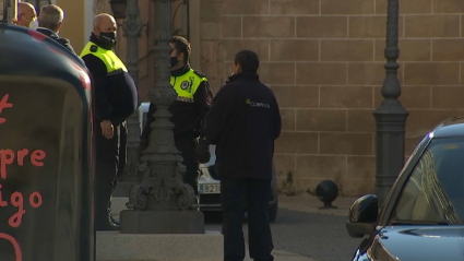 Policías Locales advirtiendo a un ciudadanos en las calles de Badajoz