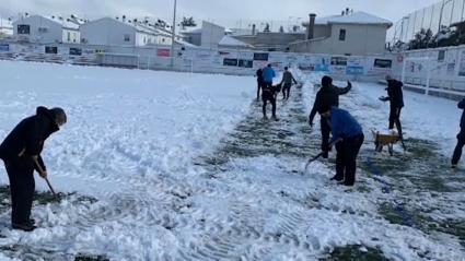 Múltiples voluntarios quitando nieve del Fernando Robina de Llerena