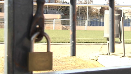 Puerta cerrada de una de las pistas deportivas de la ciudad