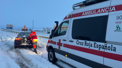 Cruz Roja ayuda a conductores atrapados en la nieve