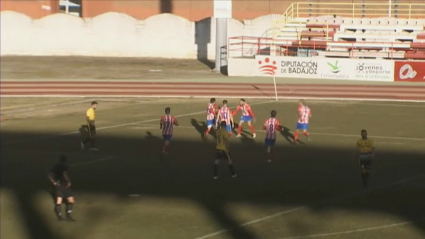Los jugadores del Don Benito celebran el gol de Tete ante el Villarrubia
