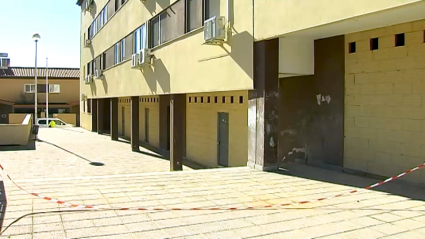 La fiesta se desarrollaba en un local de este bloque de viviendas del barrio de La Calzada.