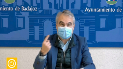 El alcalde de Badajoz, Francisco Javier Fragoso, durante la rueda de prensa