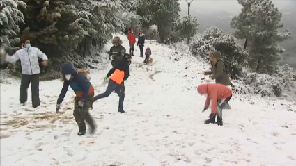 Gente disfrutando de la nieve en Guadalupe