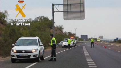 Agentes de la Guardia Civil de Tráfico en una autovía