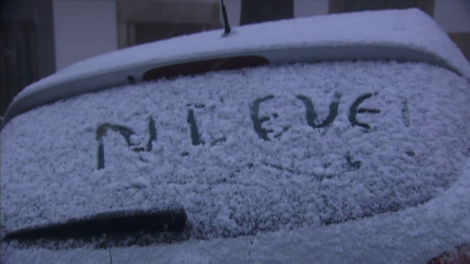 Nieve en un coche en Montánchez