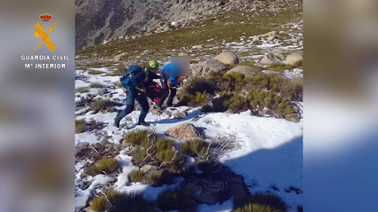 Imagen del rescate de la senderista en la sierra de Guijo de Santa Bárbara