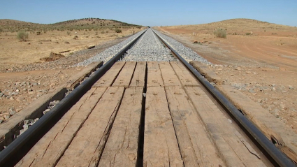 El tramo objeto de la mejora presenta todavía traviesas y material de madera en la vía. Vía del tren entre Llerena y Fuente del Arco, en la provincia de Badajoz.