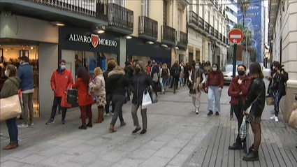 Colas en la Calle Menacho de Badajoz