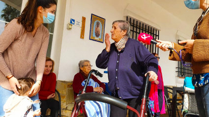 Adelaida, su nieta Arantxa y sus bisnietos Mario y Marta reunidos en la Residencia Virgen de Barbaño de Montijo