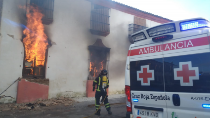 Incendio de vivienda en Oliva de Mérida
