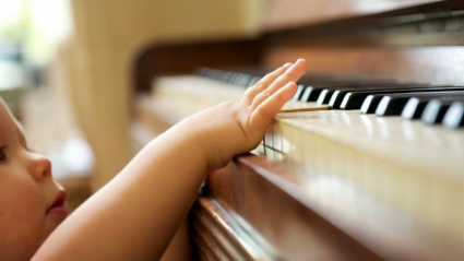 niño pequeño tocando el piano