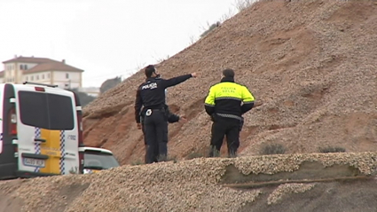 Policía investigando un accidente mortal en la cantera de Olleta en Cáceres