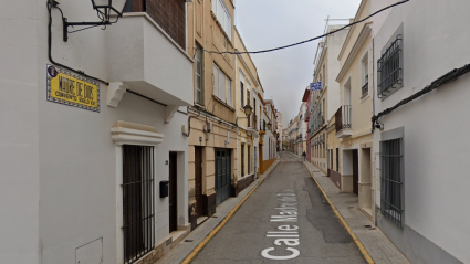 Cae una mujer desde un segundo piso