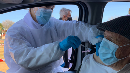 Sanitaria vacunando a un gran dependiente en Villafranca de los Barros