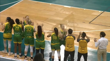 Las jugadoras del Al-Qázeres en los instantes previos al inicio de un partido esta temporada