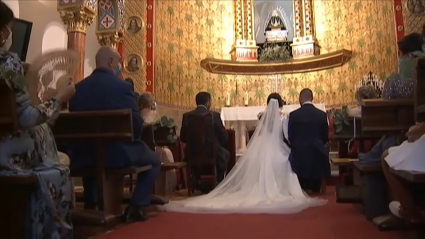 Pareja contrayendo matrimonio en una iglesia