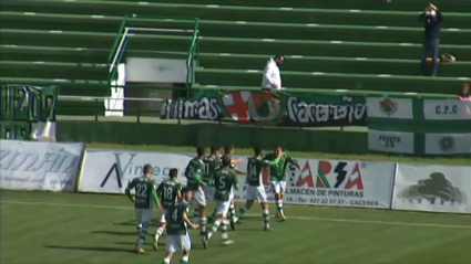 Los jugadores del Cacereño celebran el el primer gol ante el Azuaga