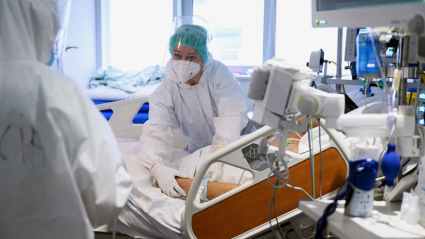 Atienden a un paciente ingresado por coronavirus