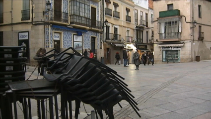 Sillas de la terraza de uno de los bares cerrados en Cáceres