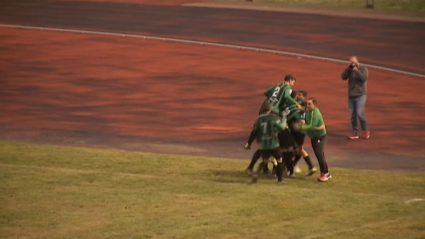 Los jugadores del Jerez y su técnico celebran el gol de la victoria ante el Miajadas