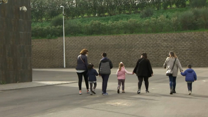 Madres acuden con sus hijos al cribado