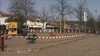 Parque infantil en la ciudad de Cáceres, que según acordará su Ayuntamiento podrá ser reabierto este sábado.